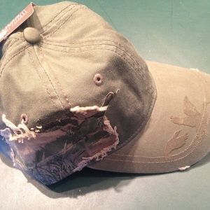 Green distressed hat with duck